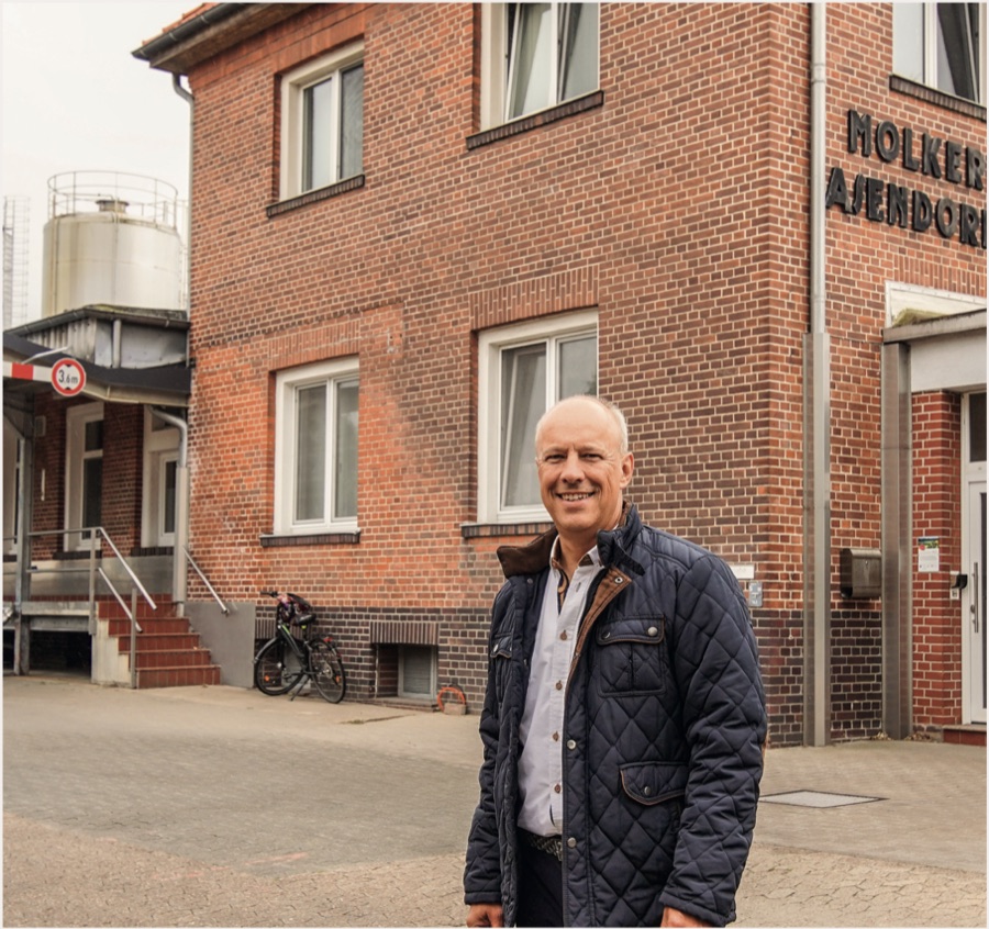 Dietmar Fischer vor dem Gebäude eines Unternehmens