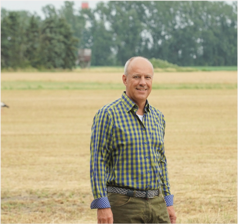 Dietmar Fischer auf einem abgeernteten Feld